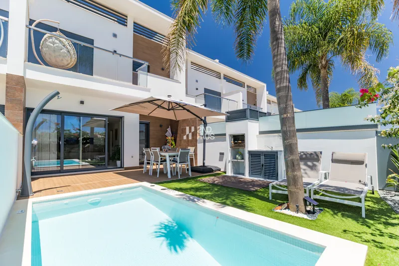 Neue T4-Villa mit privatem Pool und Garten in Albufeira