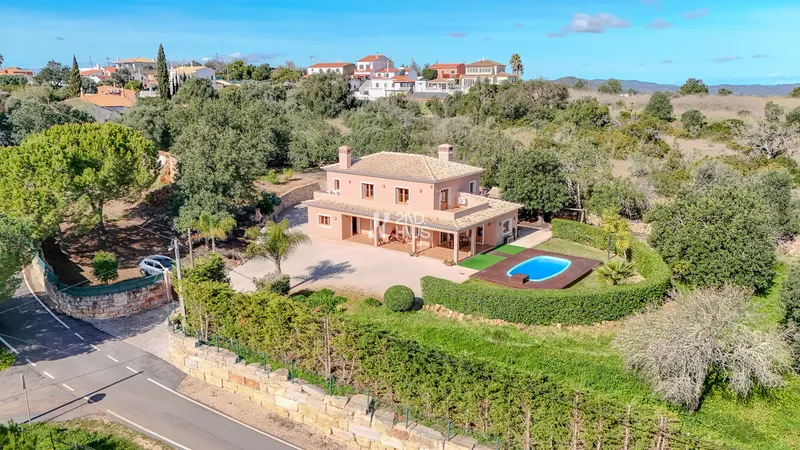 Opportunité Unique – Villa de 4 Chambres avec Piscine dans les Collines de l’Algarve