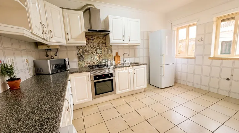 Ground-Floor 2-Bedroom Apartment with Private Terrace and Independent Entrance in Lagoa — 3