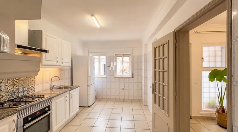Ground-Floor 2-Bedroom Apartment with Private Terrace and Independent Entrance in Lagoa — 4