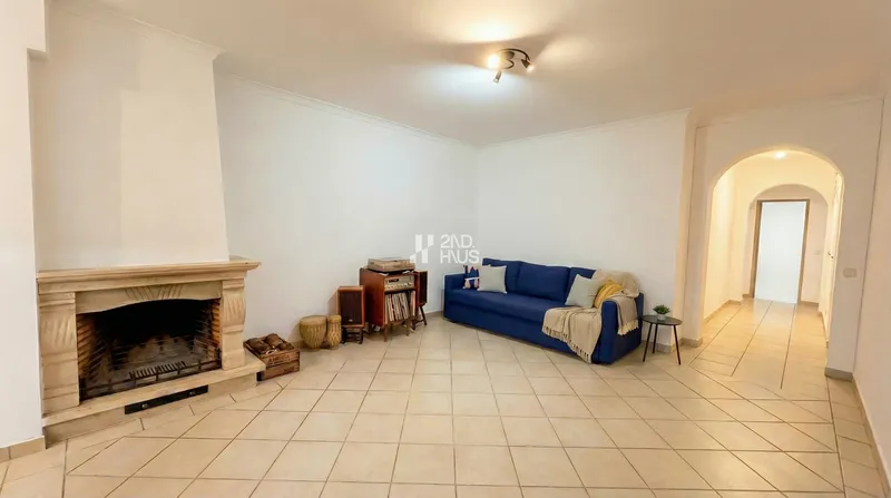 Ground-Floor 2-Bedroom Apartment with Private Terrace and Independent Entrance in Lagoa — 5
