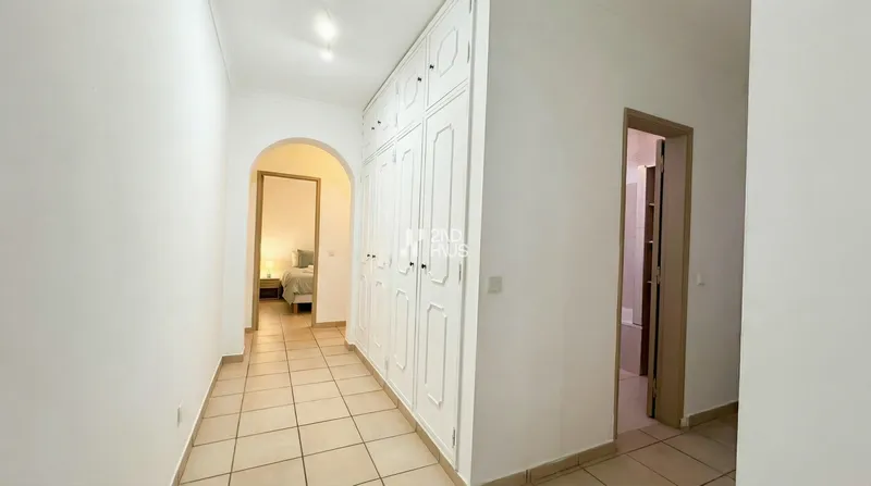 Ground-Floor 2-Bedroom Apartment with Private Terrace and Independent Entrance in Lagoa — 8