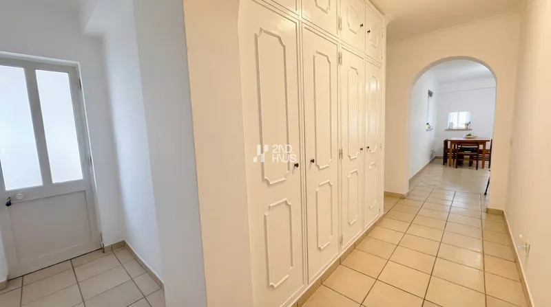 Ground-Floor 2-Bedroom Apartment with Private Terrace and Independent Entrance in Lagoa — 9