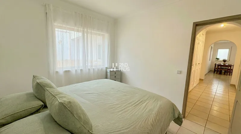 Ground-Floor 2-Bedroom Apartment with Private Terrace and Independent Entrance in Lagoa — 11