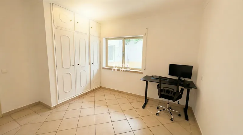 Ground-Floor 2-Bedroom Apartment with Private Terrace and Independent Entrance in Lagoa — 16