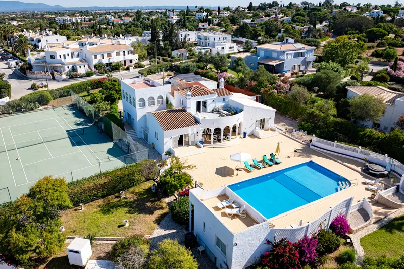 Sublime Moradia T6 com Piscina e Campo de Ténis em Carvoeiro