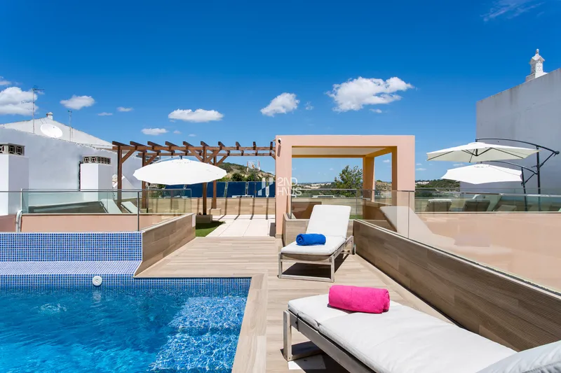 Casa Amarela Guest House — 12-Zimmer-Stadthaus und Boutique-Betrieb im Herzen von Albufeira